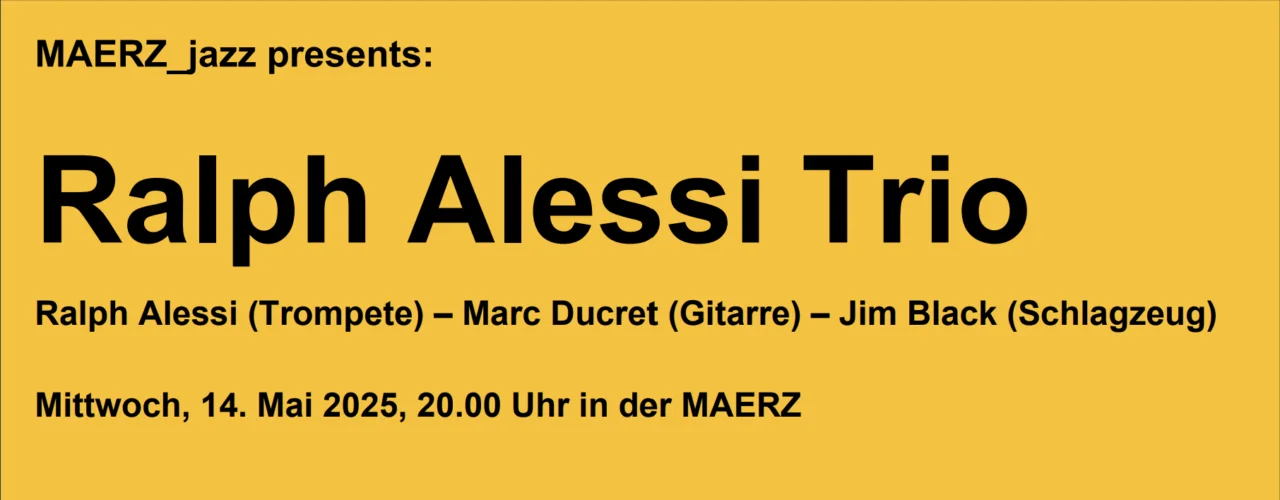 Konzertpianistin Marian Rosenfeld lehnt am Klavier