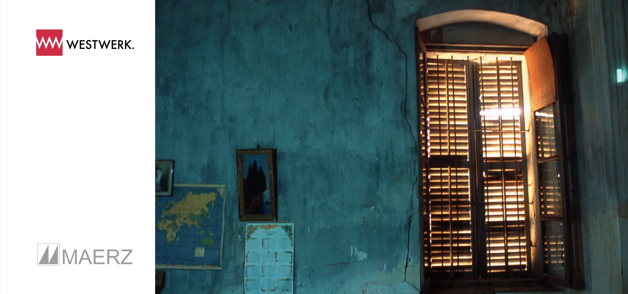 Konzertpianistin Marian Rosenfeld lehnt am Klavier