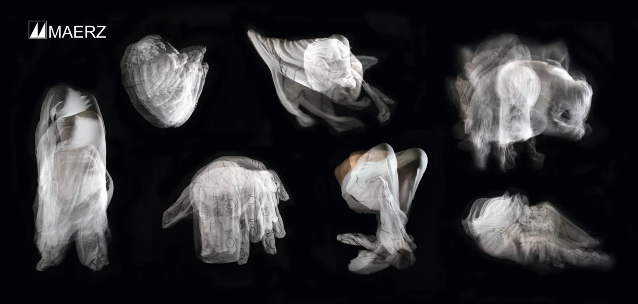 Konzertpianistin Marian Rosenfeld lehnt am Klavier