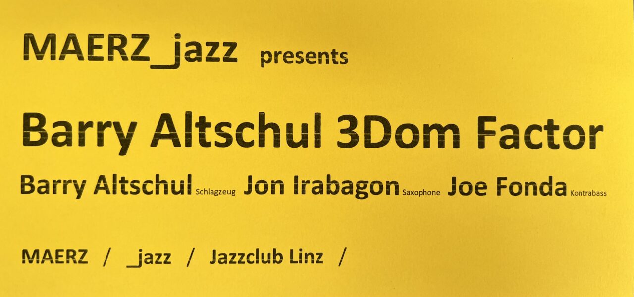 Konzertpianistin Marian Rosenfeld lehnt am Klavier