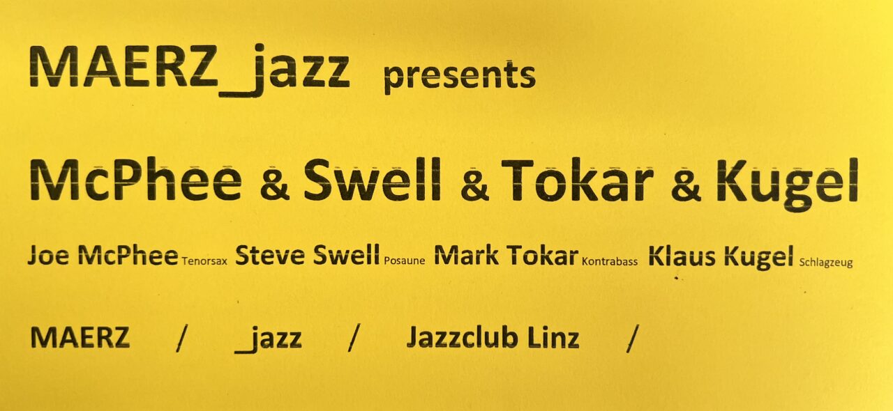 Konzertpianistin Marian Rosenfeld lehnt am Klavier