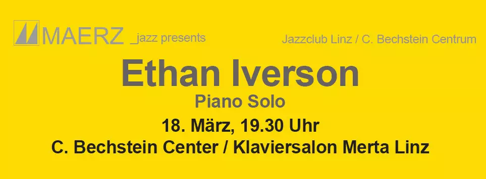 Konzertpianistin Marian Rosenfeld lehnt am Klavier